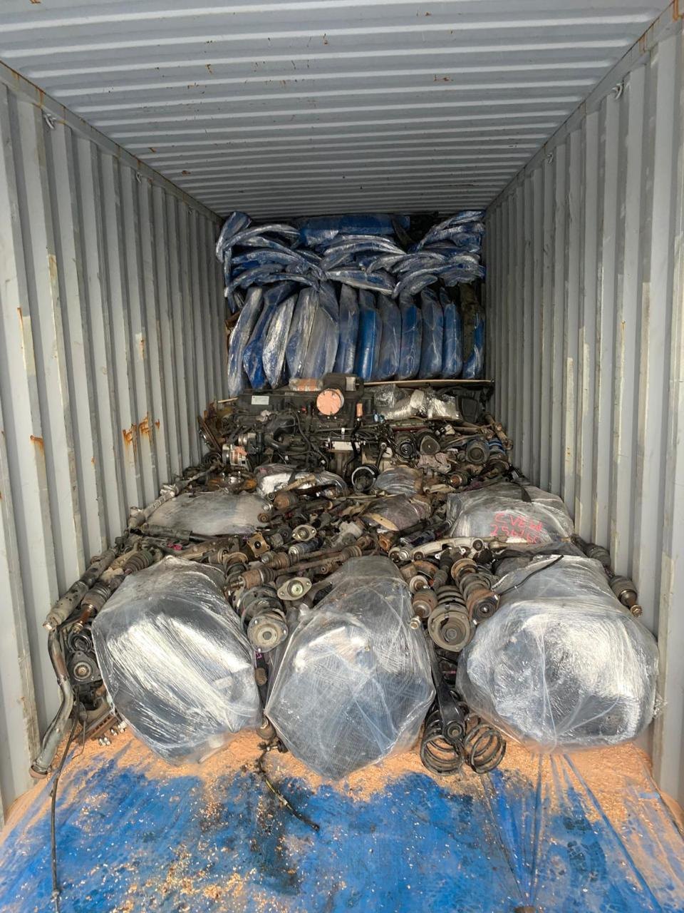 Контейнер с упакованными автомобильными деталями из Японии