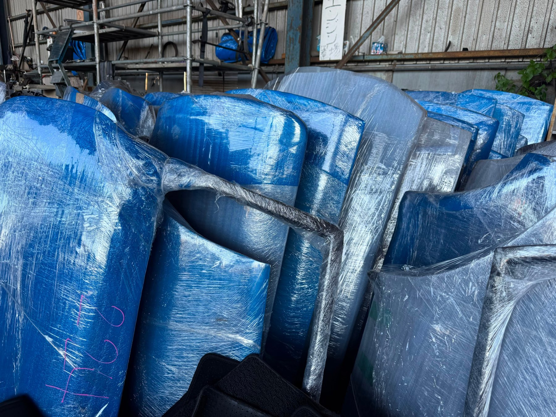 Кузовные детали в защитной упаковке после разбора