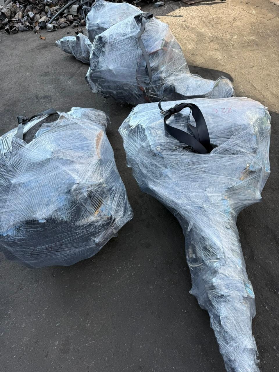 Три силовых агрегата автомобилей отдельно упакованы после разбора